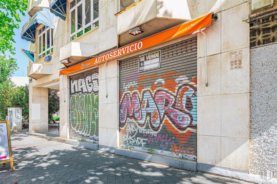 Local en venta en Carretera Canillas, 138, Hortaleza, Madrid, 28043 con ventana, edificio, superficie de la carretera, graffiti, accesorio, barrio, pintura, árbol, fachada y fuente alrededor