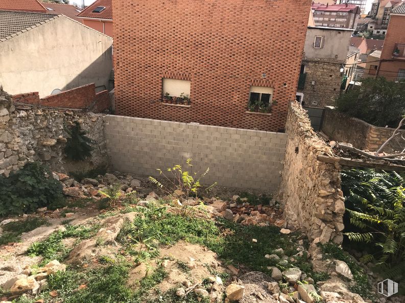 Suelo en venta en Calle Remolino, 22 - 24, El Molar, Madrid, 28710 con edificio, planta, ventana, vegetación, bioma, pared, paisaje, hierba, adaptación y zona rural alrededor