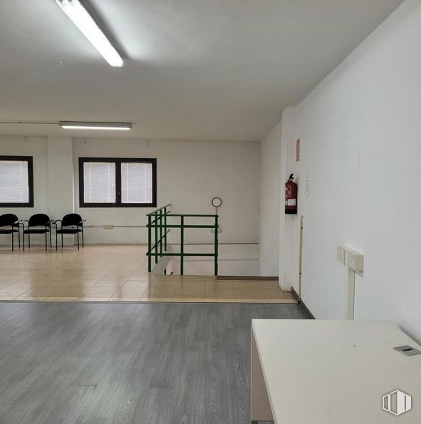 Oficina en venta en Calle Aguacate, Carabanchel, Madrid, 28044 con ventana, mesa, accesorio, madera, pasillo, pavimento, piso, madera, espacio y techo alrededor