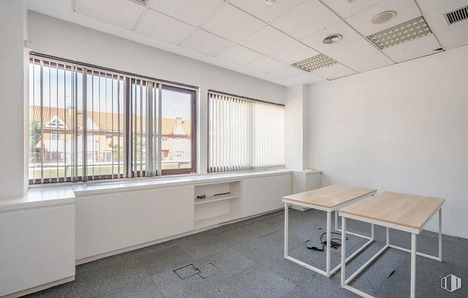 Office for sale at Calle Rosa Lima, Las Rozas de Madrid, Madrid, 28290 with window, desk, table, window blind, property, building, fixture, wood, house and interior design around