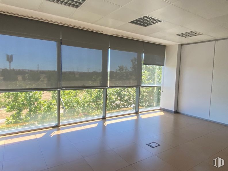 Oficina en alquiler en Edificio Inbisa, Avenida Pirineos, 7, San Sebastián de los Reyes, Madrid, 28700 con planta, propiedad, edificio, ventana, accesorio, sombra, casa, diseño de interiores, piso y pared alrededor