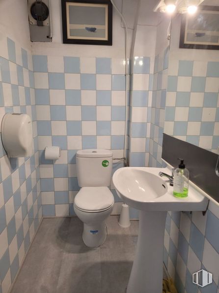 Retail for rent at Calle Hermanos Machado, Ciudad Lineal, Madrid, 28017 with toilet, picture frame, bottle, sink, property, tap, plumbing fixture, bathroom sink, purple and building around