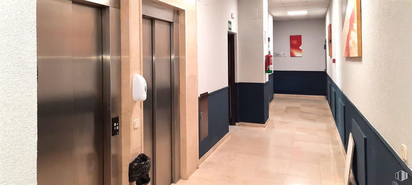 Oficina en venta en Calle Arte, Ciudad Lineal, Madrid, 28033 con propiedad, interiorismo, accesorio, suelo, madera, hall, puerta, suelos, pared y madera dura alrededor