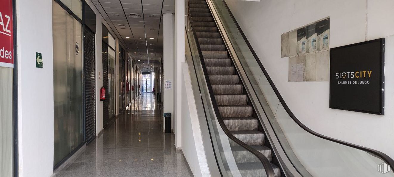 Local en alquiler en Calle Robla, Fuenlabrada, Madrid, 28947 con accesorio, escaleras, área metropolitana, puerta, vidrio, suelo, material compuesto, paralelo, tintes y matices y metal alrededor