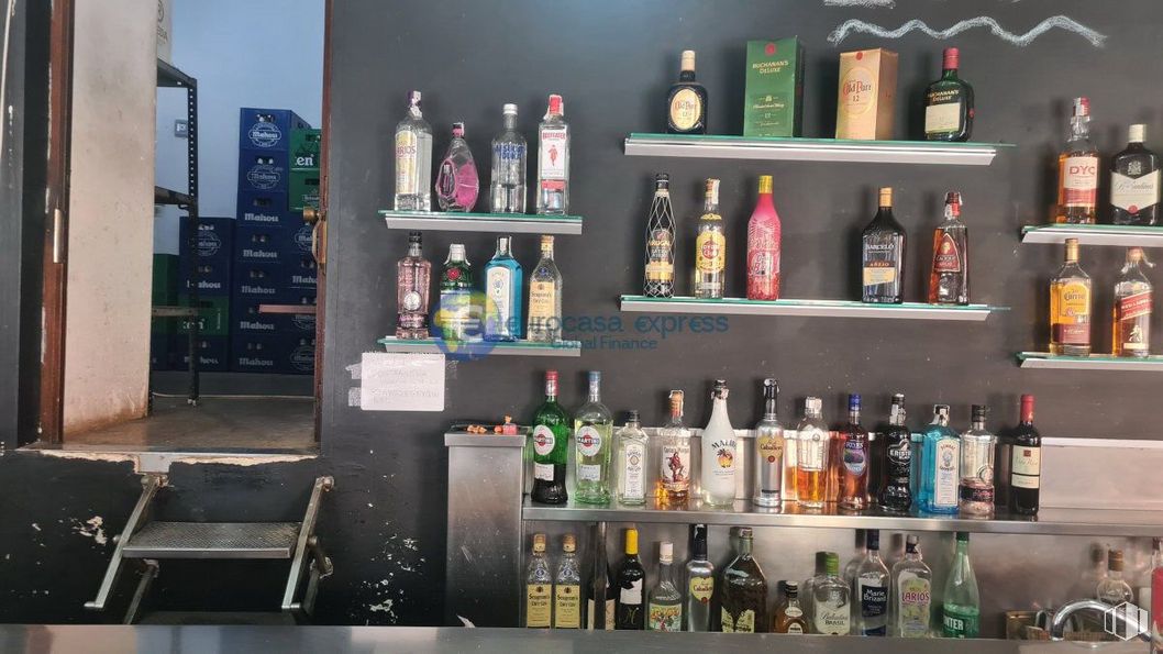 Local en venta en Calle Apóstol Santiago, 49, Ciudad Lineal, Madrid, 28017 con productos envasados, botella, estante, vasos, edificio, artículos de bar, estantería, botella de vidrio, bebida alcohólica y beber alrededor