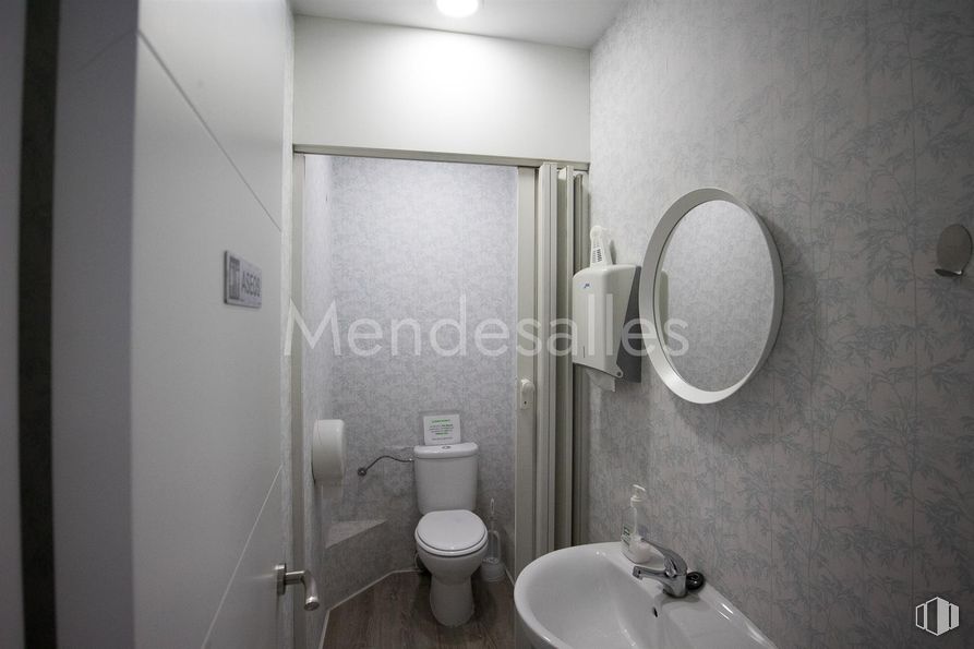 Retail for sale at Avenida Constitución, Móstoles, Madrid, 28931 with toilet, sink, mirror, bathroom sink, bathroom, plumbing fixture, wall, flooring, floor and interior design around