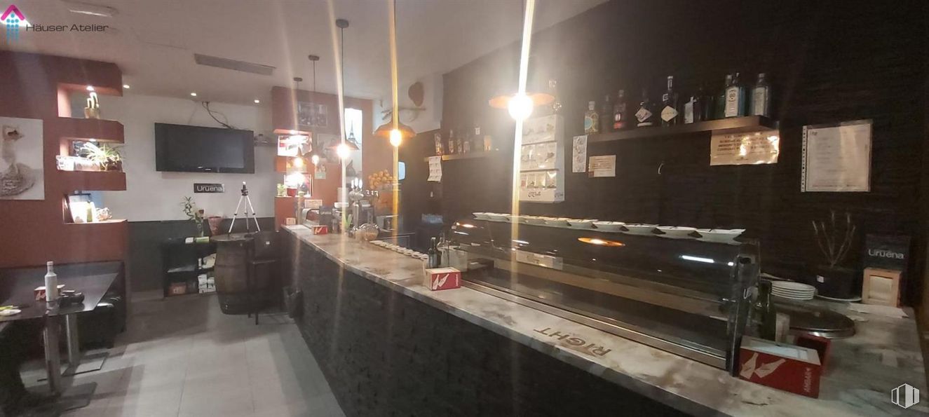 Local en alquiler en Zona Centro, Arganda del Rey, Madrid, 28500 con encimera, barware, establecimiento de bebidas, cocina, edificio, suelos, madera, vidrio, habitación y lámpara alrededor