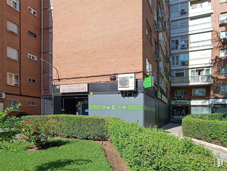 Local en venta en Calle Illescas, La Latina, Madrid, 28024 con planta, edificio, ventana, diseño urbano, condominio, hierba, pared, superficie de la carretera, edificio comercial y bloque de pisos alrededor