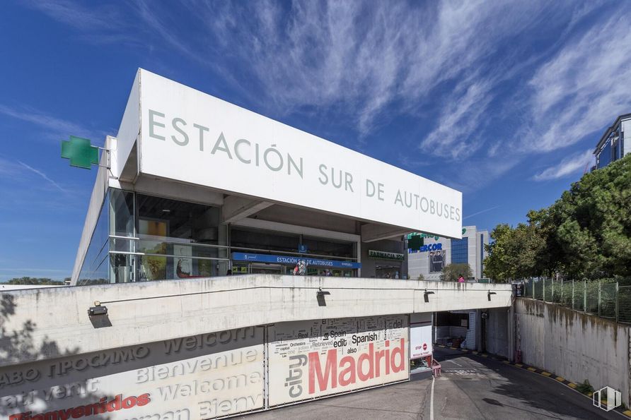 Local en alquiler en Estación Sur de Madrid, Calle Méndez Álvaro, 83, Arganzuela, Madrid, 28053 con cielo, nube, edificio, fachada, árbol, asfalto, material compuesto, señalización, valla y publicidad alrededor