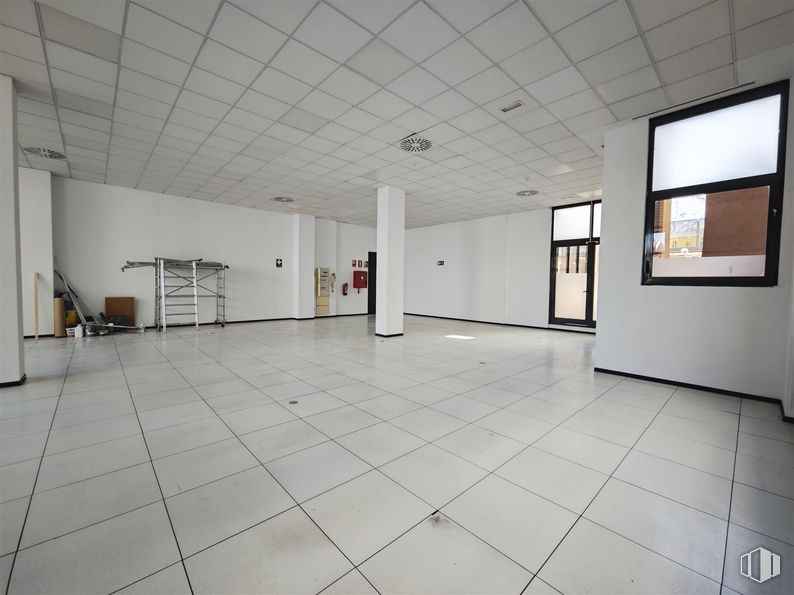 Retail for rent at Calle Haya, 4, Carabanchel, Madrid, 28044 with flooring, floor, ceiling, interior design, composite material, tile flooring, hall, glass, tile and building material around