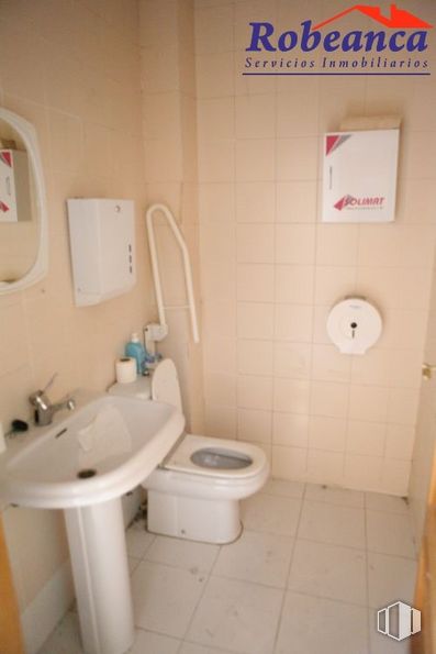 Oficina en alquiler en Plaza del Rastro, 2, Ávila, 05001 con fregadero, baño, arreglo de tubería, líquido, grifo, lavabo del baño, plomería, piso, suministro para el hogar y asiento del baño alrededor