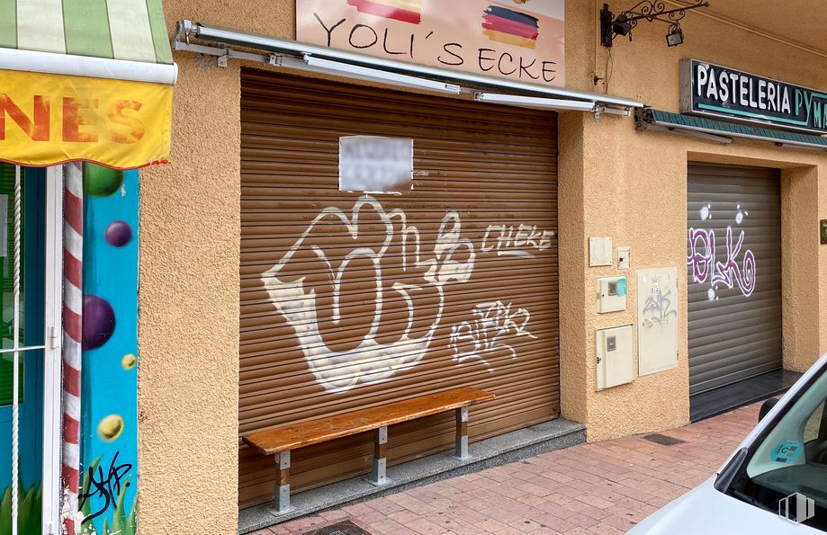 Retail for rent at Calle San Roque, 31, Guadarrama, Madrid, 28440 with car, bench, wood, architecture, font, neighbourhood, brick, facade, art and real estate around