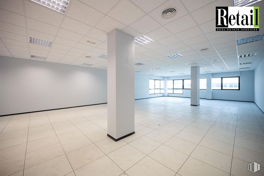 Office for sale & for rent at Calle Casas de Miravete, Villa de Vallecas, Madrid, 28031 with window, flooring, floor, ceiling, interior design, hall, glass, light fixture, tile flooring and silver around