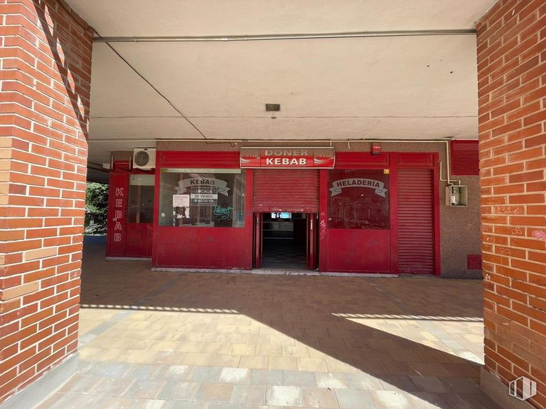 Local en alquiler y venta en Plaza Mayor, Coslada, Madrid, 28820 con ladrillo, accesorio, albañilería, interiorismo, superficie de la carretera, suelo, pared, suelos, rojo y madera alrededor