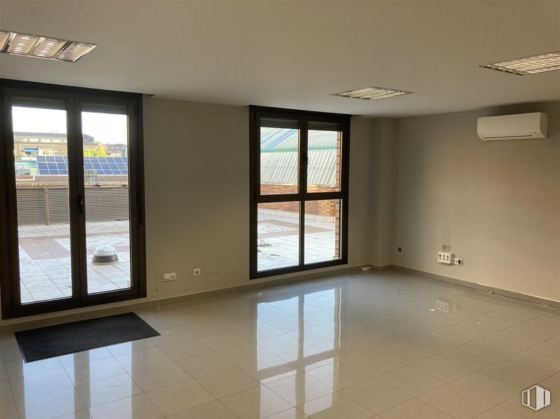 Oficina en alquiler en Avenida Reyes Catolicos, 2, Majadahonda, Madrid, 28220 con ventana, lámpara, alumbrado, suelos, suelo, madera, techo, interiorismo, puerta y habitación alrededor