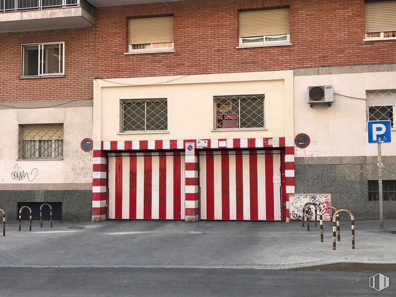 Office for sale & for rent at Calle Jacinto Verdaguer, 23, Carabanchel, Madrid, 28019 with window, building, door, road surface, wood, asphalt, material property, brick, sidewalk and facade around