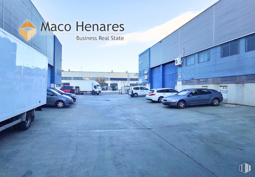 Industrial for rent at Zona industrial Inbisa, Alcalá de Henares, Madrid, 28802 with car, motor vehicle, automotive parking light, automotive lighting, parking, parking lot, automotive wheel system, van, light commercial vehicle and commercial vehicle around