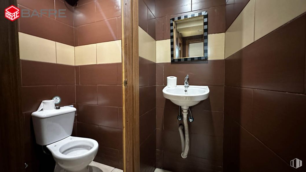 Local en venta en Calle Carrascales, Usera, Madrid, 28026 con inodoro, fregadero, marrón, espejo, grifo, propiedad, accesorios de fontanería, lavabo, cuarto de baño y morado alrededor