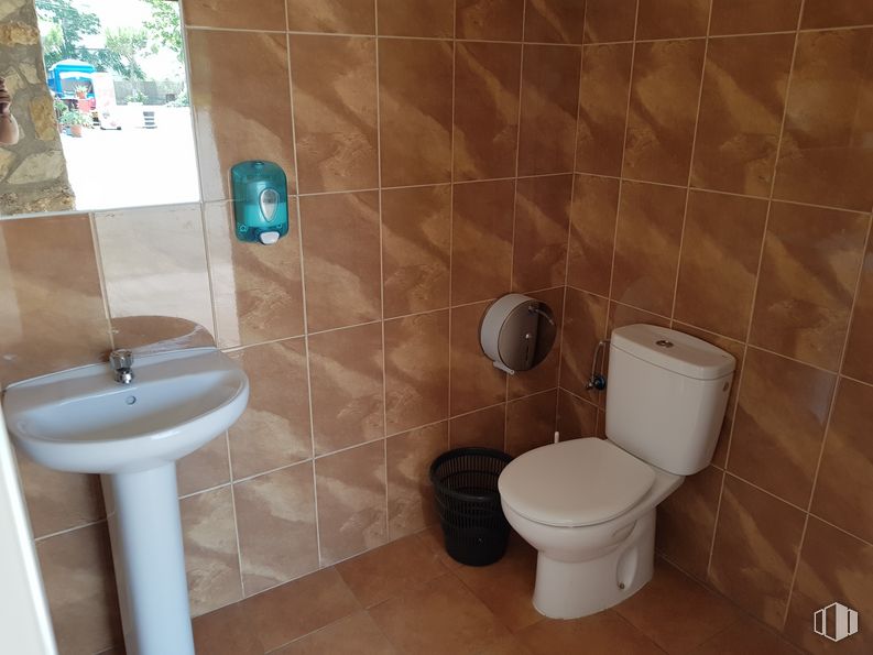 Retail for sale at Calle Real, 236, Corral de Almaguer, Toledo, 45880 with sink, toilet, brown, plumbing fixture, property, toilet seat, tap, bathroom, bathroom sink and black around