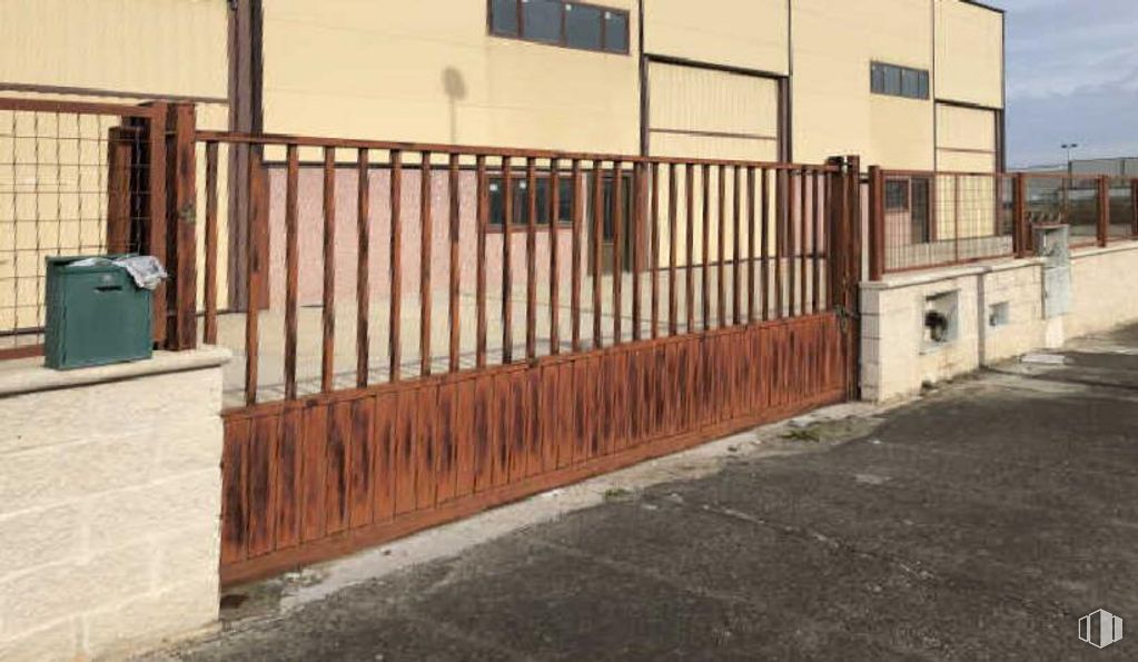 Industrial for sale at Calle Insula de Barataria, Toledo, 45006 with waste container, window, wood, building, fence, road surface, rectangle, asphalt, gas and facade around