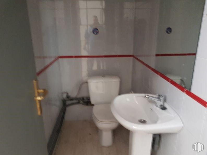 Retail for sale & for rent at Zona Santa Ana, Cuenca, 16003 with toilet, sink, tap, plumbing fixture, bathroom sink, bathroom, toilet seat, building, purple and wood around