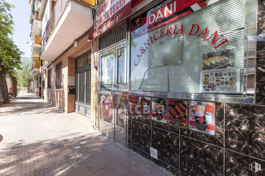 Retail for sale at Zona centro, Alcalá de Henares, Madrid, 28805 with building, window, architecture, tree, wall, city, facade, font, urban area and sidewalk around