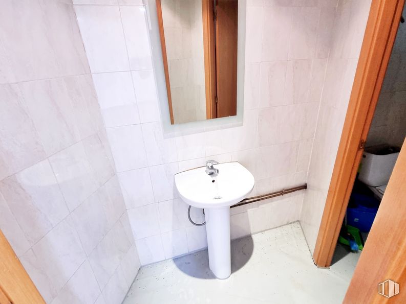 Local en alquiler y venta en Calle Federico García Lorca, 3, Mejorada del Campo, Madrid, 28840 con fregadero, espejo, grifo, lavabo de baño, accesorio de fontanería, baño, accesorio, madera, morado y fluido alrededor