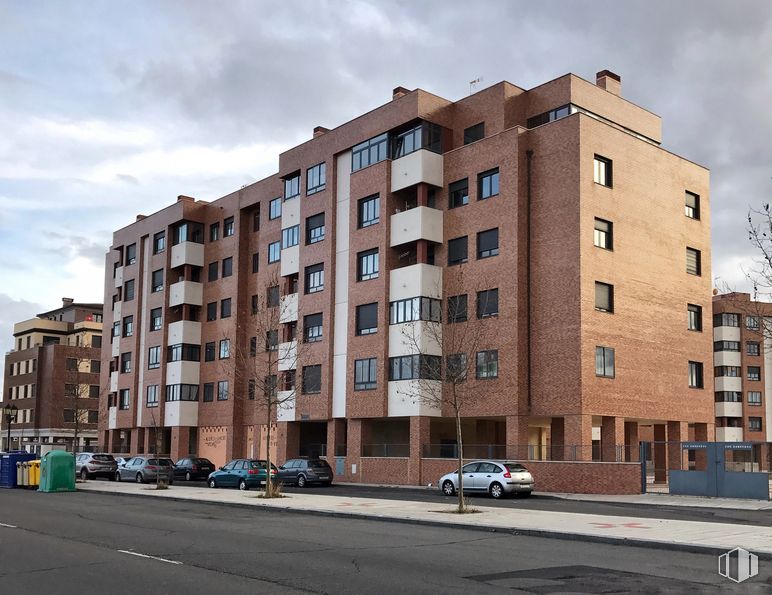 Retail for sale & for rent at Avenida Juventud, 26, Ávila, 05003 with building, cloud, sky, window, property, car, street light, vehicle, tower block and architecture around