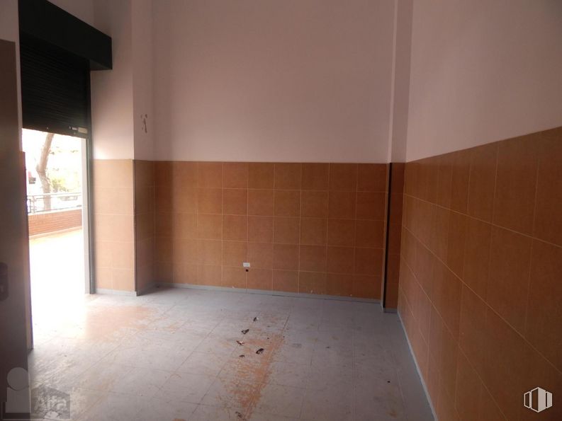 Local en venta en Sector Pintores, 1, Tres Cantos, Madrid, 28760 con edificio, madera, pasillo, accesorio, suelo, piso, madera, material compuesto, tintes y matices y casa alrededor