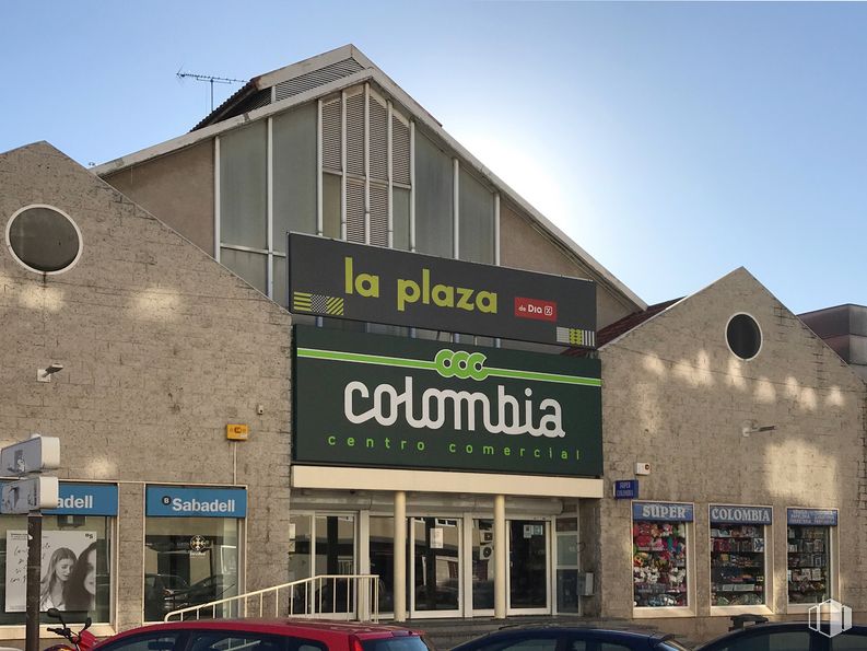 Local en alquiler y venta en Centro Comercial Colombia, Avenida Bucaramanga, 2, Hortaleza, Madrid, 28033 con edificio, cielo, propiedad, coche, arquitectura, edificio comercial, barrio, ventana, fachada y ciudad alrededor