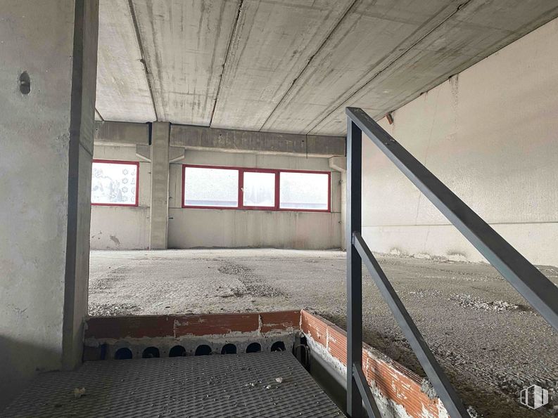 Industrial for sale at Calle Francisco Medina Mendoza, Cabanillas del Campo, Guadalajara, 19171 with window, floor, ceiling, flooring, composite material, concrete, building material, daylighting, plaster and beam around