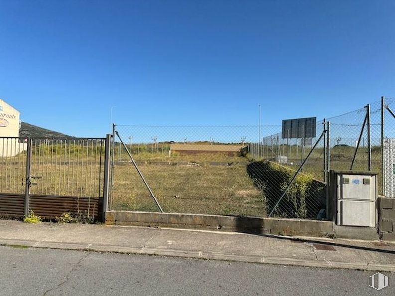 Suelo en venta en Calle Pineda, El Barco de Ávila, Ávila, 05600 con cielo, superficie de la carretera, lote de terreno, alambrada, asfalto, hierba, valla, línea eléctrica aérea, electricidad y zona residencial alrededor