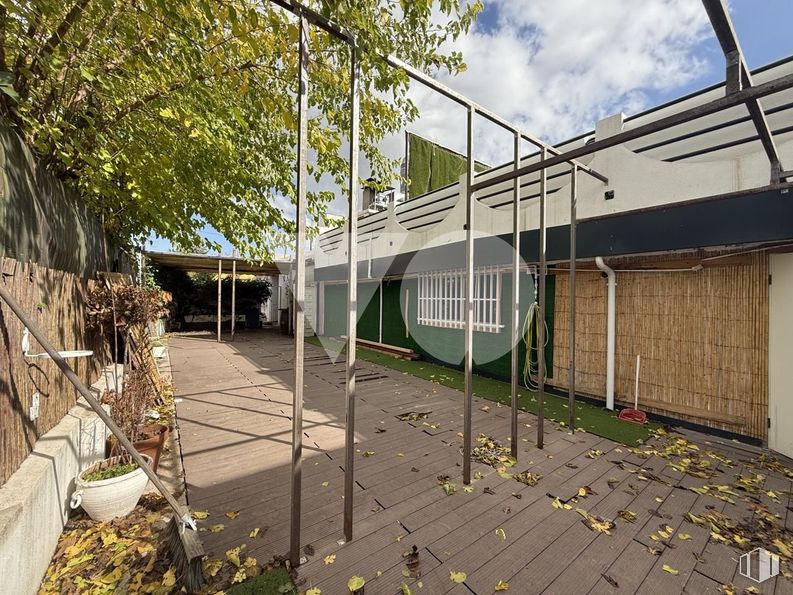 Retail for sale at Avenida Juan Pablo II, Pozuelo de Alarcón, Madrid, 28224 with composite material, shade, concrete, fence, home fencing, steel, walkway, courtyard, daylighting and shadow around