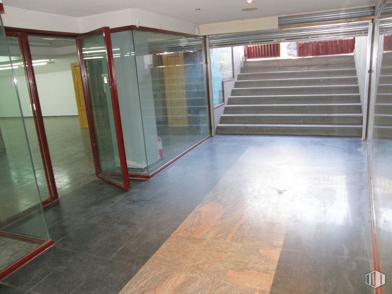 Local en venta en Calle Real, Colmenar Viejo, Madrid, 28770 con accesorio, piso, diseño de interiores, pavimento, madera, puerta, material compuesto, material de construcción, vidrio y hormigón alrededor