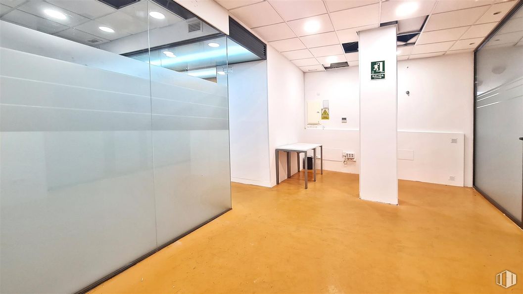 Local en alquiler en Zona centro, Alpedrete, Madrid, 28430 con mesa, suelos, suelo, interiorismo, techo, alumbrado, puerta, material compuesto, vidrio y suelo de baldosas alrededor