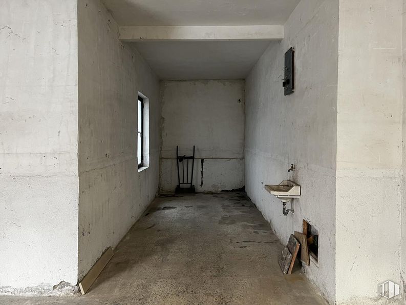 Retail for sale at Calle Cristo de las Batallas, Ávila, 05001 with sink, grey, flooring, wood, beige, fixture, building, house, concrete and ceiling around