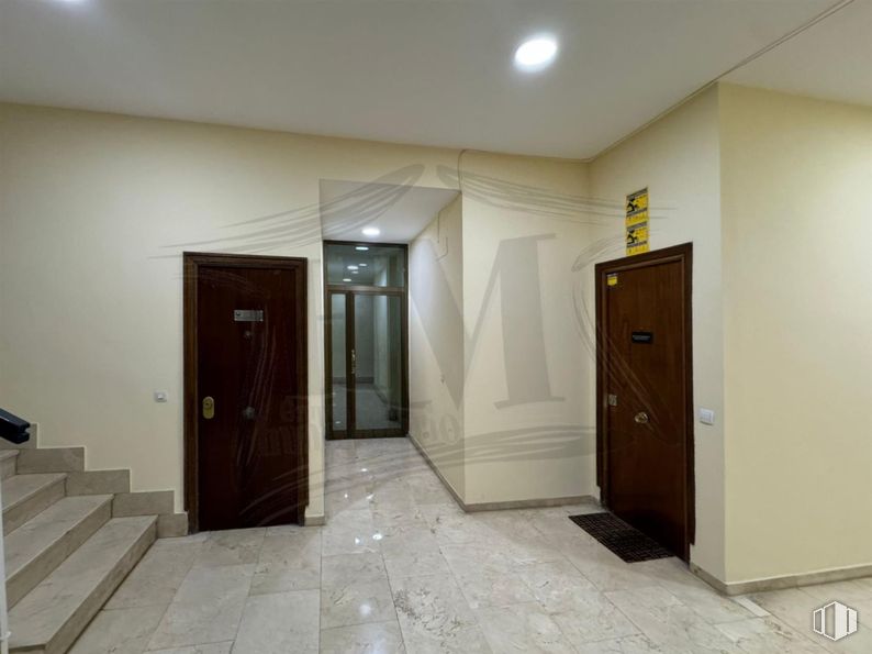 Local en venta en Calle Príncipe de Vergara, Chamartín, Madrid, 28002 con puerta, propiedad, accesorio, ebanistería, madera, hall, asa, puerta de casa, suelo y pared alrededor