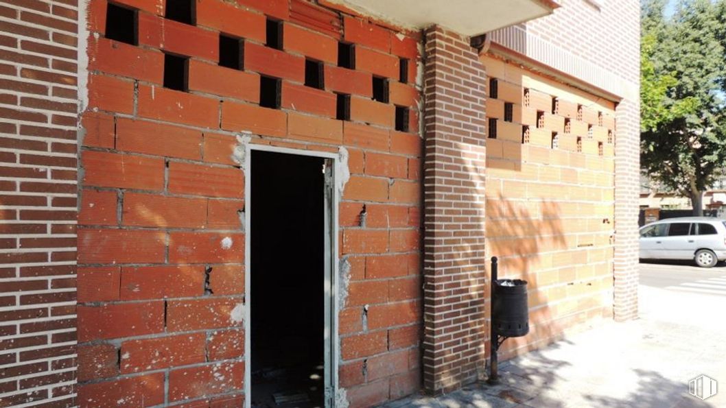 Retail for sale at Calle Rio Sorbe, Azuqueca de Henares, Guadalajara, 28013 with car, door, property, building, brickwork, wood, brick, architecture, window and building material around