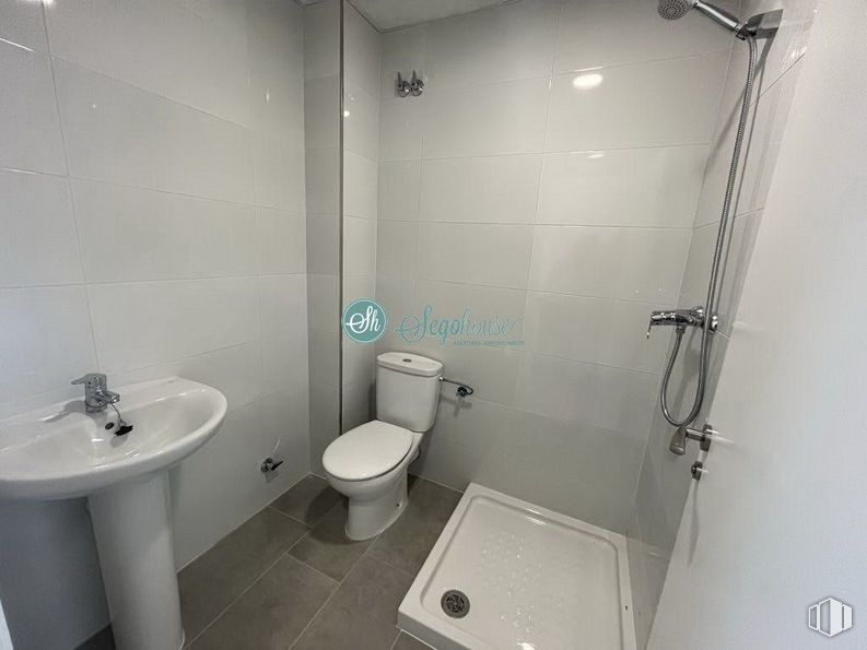 Nave en alquiler en Polígono Hontoria, Segovia, 40195 con inodoro, fregadero, accesorios de fontanería, propiedad, edificio, cuarto de baño, lavabo, grifo, accesorio y morado alrededor