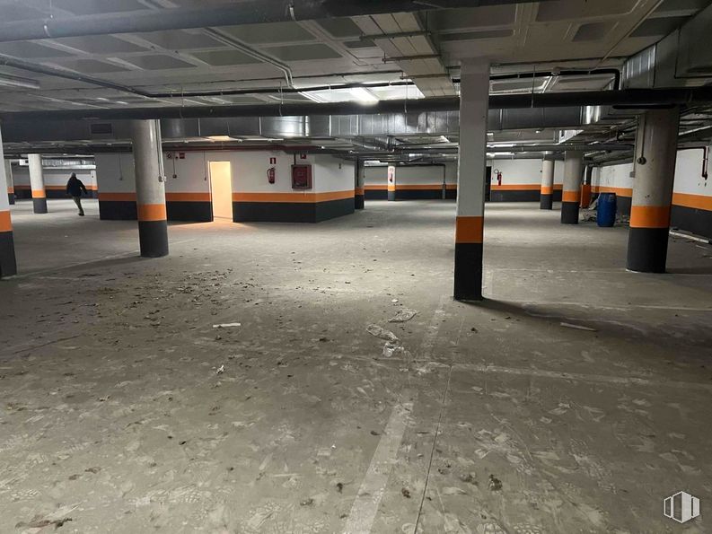 Oficina en alquiler en Zona Alcobendas, Alcobendas, Madrid, 28100 con edificio, aparcamiento, suelo, suelos, gas, ciudad, techo, accesorio, carretera y aparcamiento alrededor