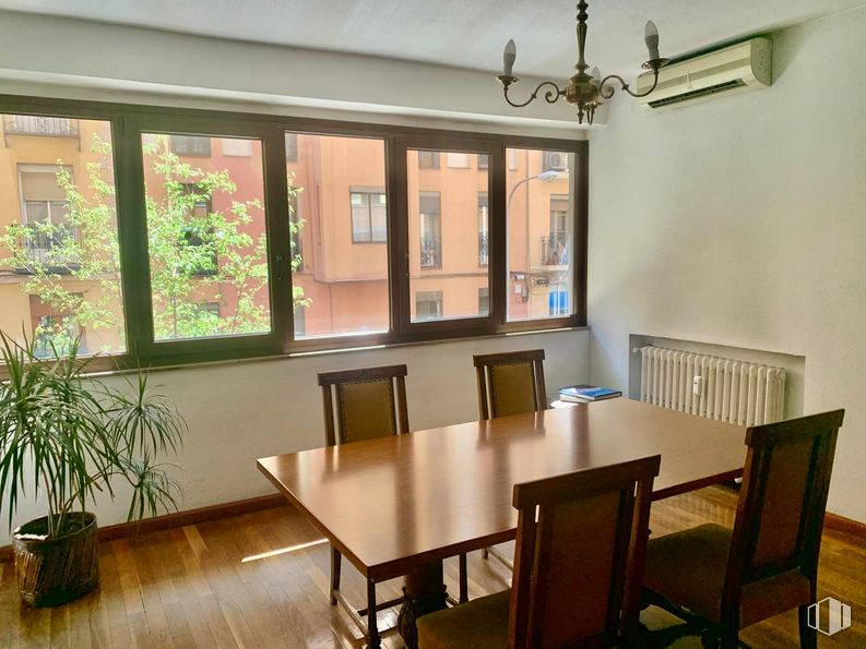 Oficina en alquiler en Zona Ríos Rosas, Chamberí, Madrid, 28003 con silla, mesa de cocina y comedor, planta de interior, maceta, mesa, lámpara, planta, mueble, propiedad y madera alrededor