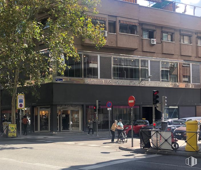 Local en alquiler en Calle Alcalá, 388, Ciudad Lineal, Madrid, 28027 con edificio, persona, ventana, árbol, diseño urbano, rueda, superficie de la carretera, acera, neumático y fachada alrededor