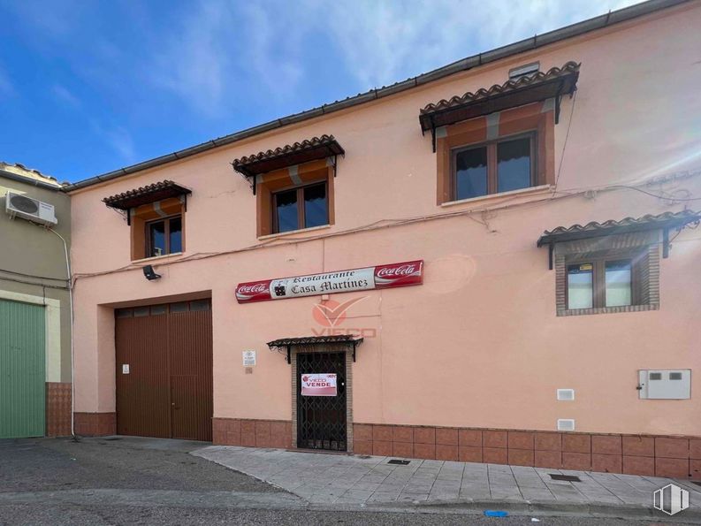 Retail for sale at Avenida Huerta Abajo, San Lorenzo de la Parrilla, Cuenca, 16770 with door, window, building, sky, cloud, fixture, plant, house, asphalt and road surface around