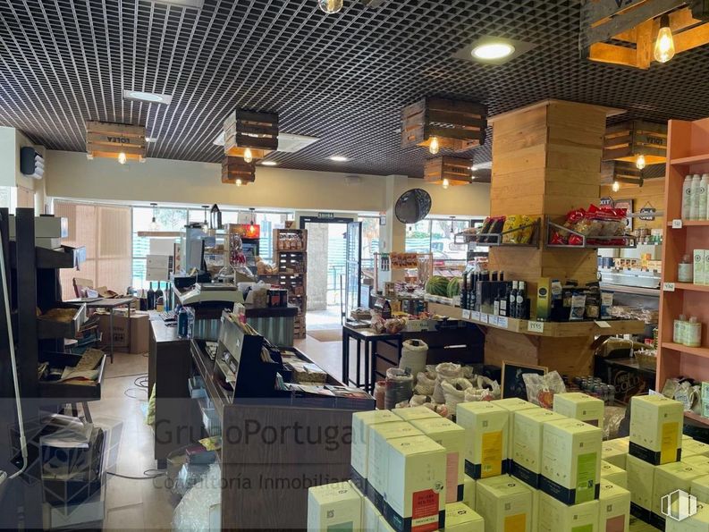 Retail for rent at Zona casco antiguo, Torrelodones, Madrid, 28250 with lighting, interior design, chair, retail, building, shelf, shipping box, customer, carton and ceiling around