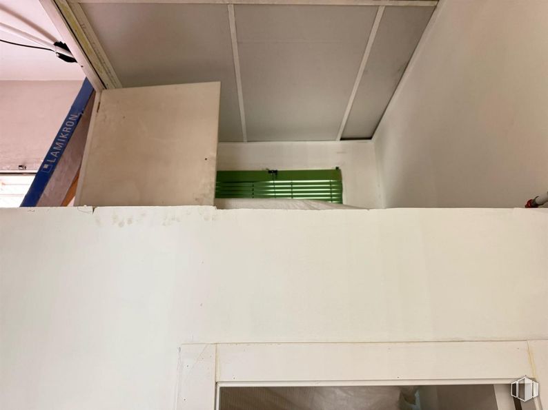 Retail for sale at Calle Radio, Carabanchel, Madrid, 28019 with wood, ceiling, flooring, floor, composite material, building material, wood stain, paint, plywood and plaster around