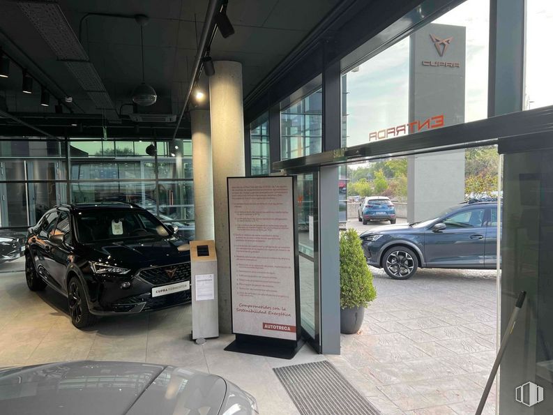 Local en alquiler en Avenida Fuencarral, Alcobendas, Madrid, 28108 con coche, neumático, rueda, planta, luz de estacionamiento, vehículo, vehículo de motor, neumático de automoción, iluminación del automóvil y diseño automovilístico alrededor