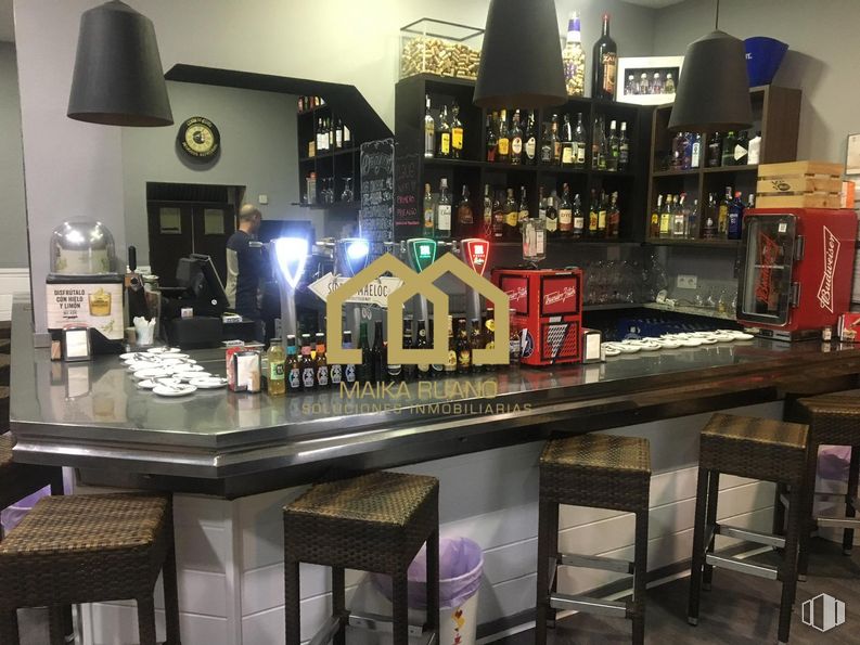 Local en alquiler en Zona centro, Centro, Madrid, 28004 con taburete, productos envasados, alumbrado, mesa, mueble, edificio, luz, establecimiento de bebidas, barware y encimera alrededor