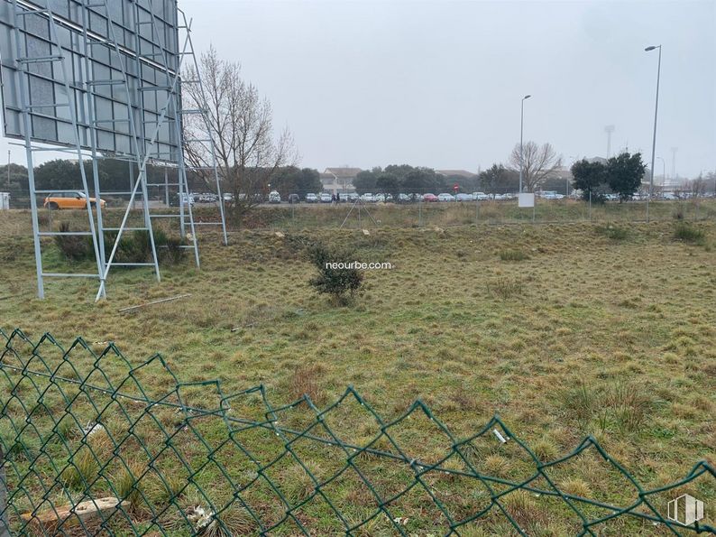 Land for sale at Calle de la Ciudad de Toledo, Ávila, 05004 with building, sky, plant, fence, tree, land lot, grass, wire fencing, window and grassland around