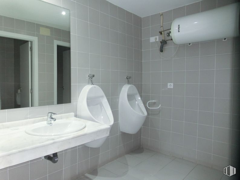 Oficina en alquiler y venta en Edificio Alba, Calle Rosa de Lima, 1, Las Rozas de Madrid, Madrid, 28290 con fregadero, inodoro, alumbrado, espejo, propiedad, baño, negro, grifo, lavabo de baño y accesorio alrededor