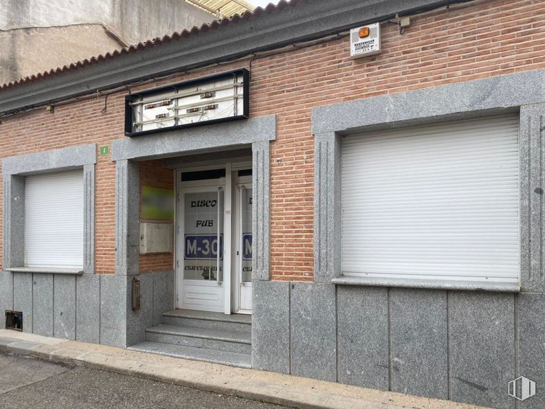 Local en venta en Zona Centro, Las Ventas con Peña Aguilera, Toledo, 45127 con persiana de la ventana, ventana, accesorio, puerta, madera, ladrillo, albañilería, fachada, inmobiliario y superficie de la carretera alrededor